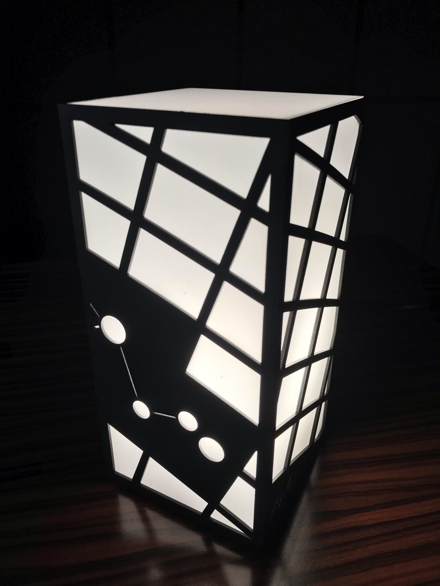 Tähtkujuga valgusti, autor Kristjan Salev