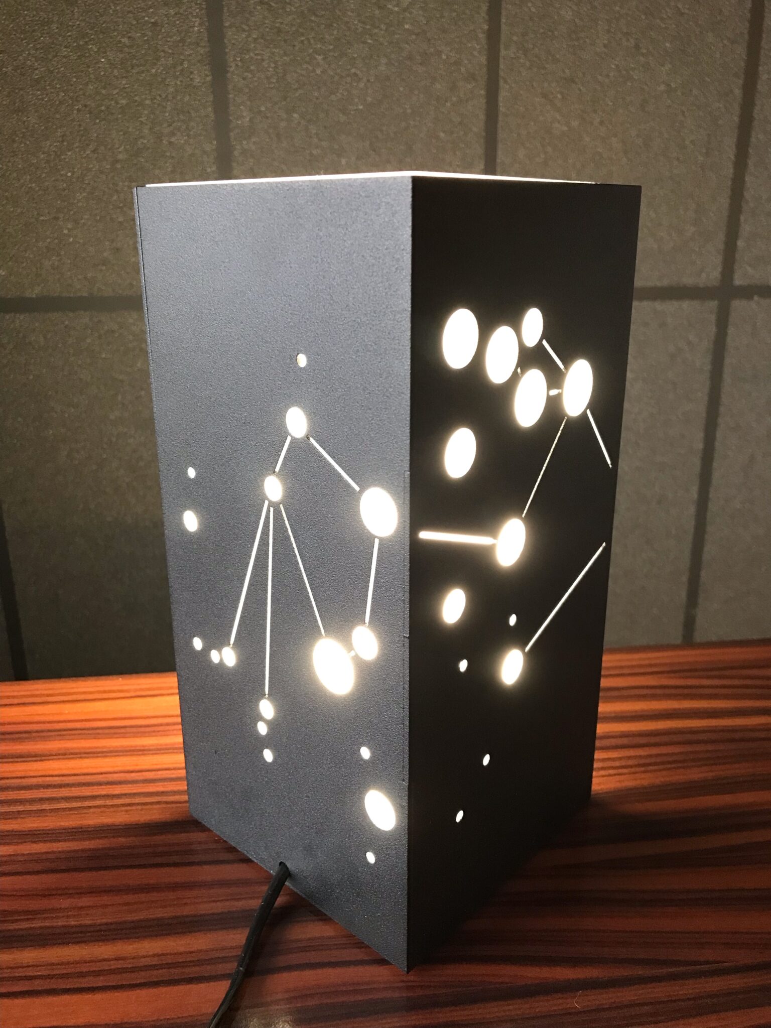 Tähtkujuga valgusti, Veevalaja, autor Kristjan Salev